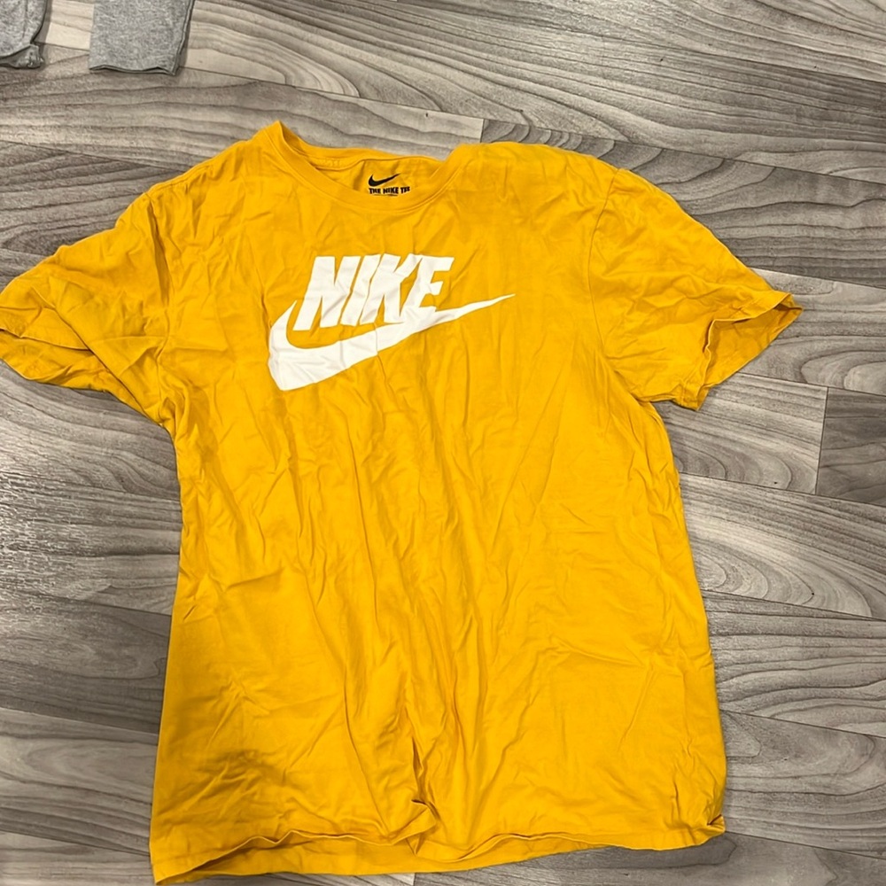 Woman’s NIKE athletic tee Yellow only worn once
